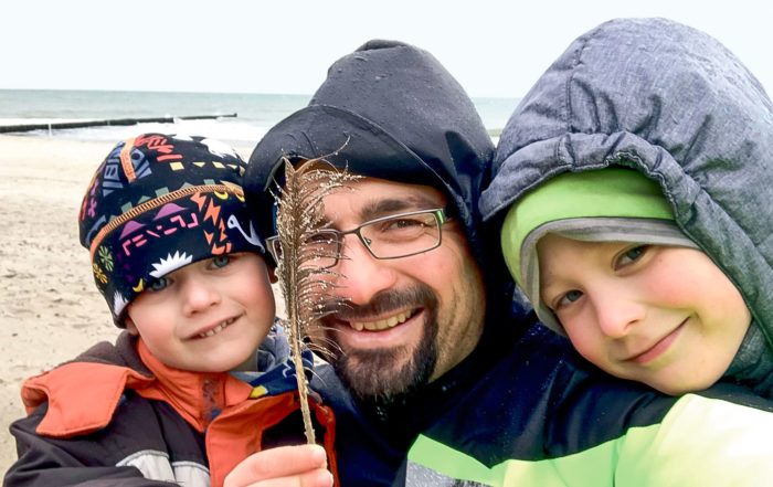 Torsten Siegemund mit seinen Söhnen Felix und Ole bei der Vater-Kind-Kur in Graal-Müritz. (Foto: privat)