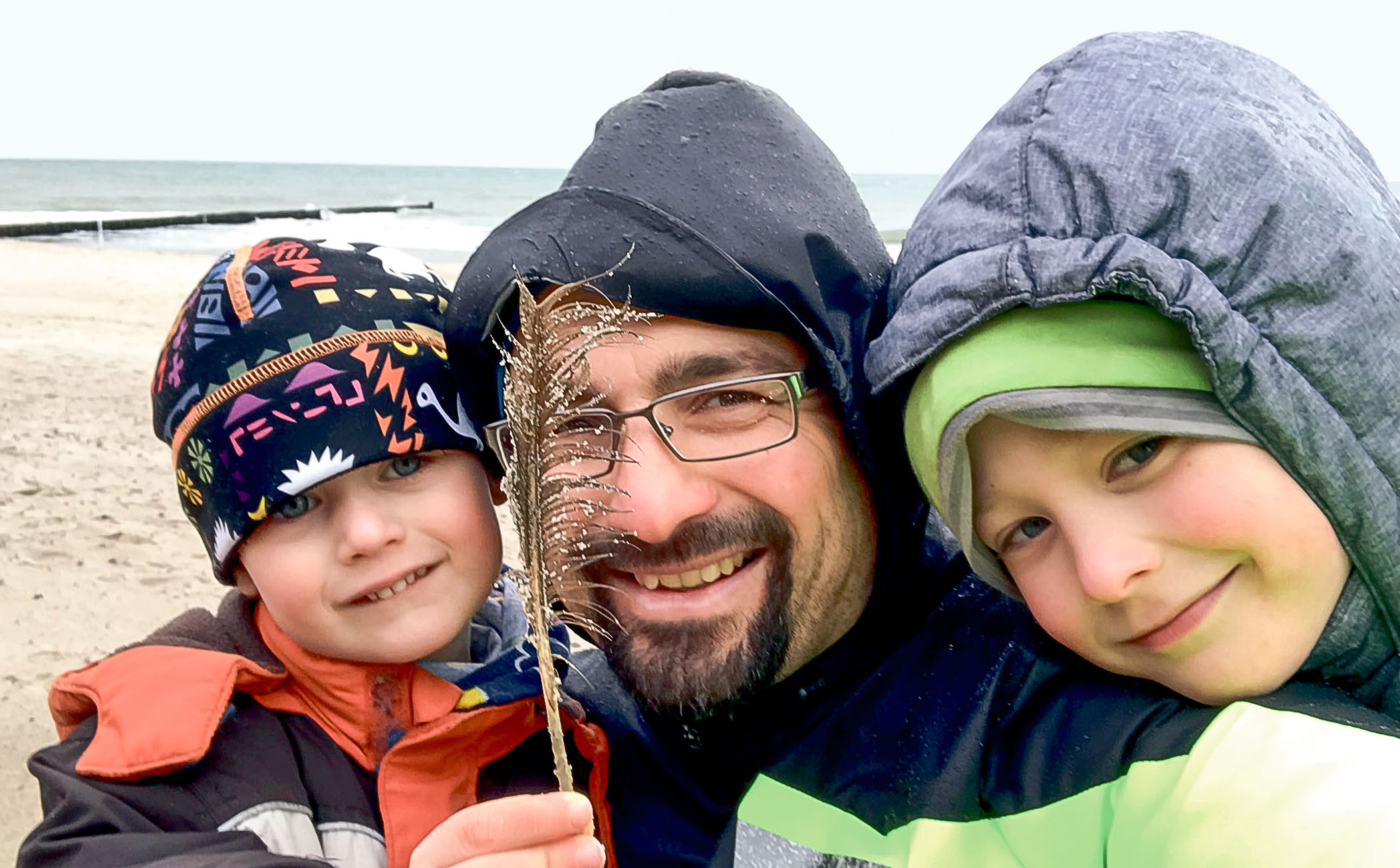 Torsten Siegemund mit seinen Söhnen Felix und Ole bei der Vater-Kind-Kur in Graal-Müritz. (Foto: privat)